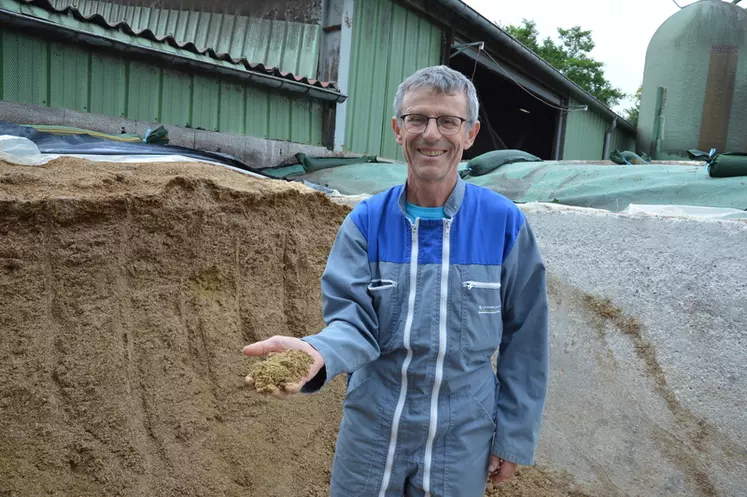 Jean-Paul Louis: « En réalisant le mélange pour six mois, nous distribuons une ration stable dans le temps. »
