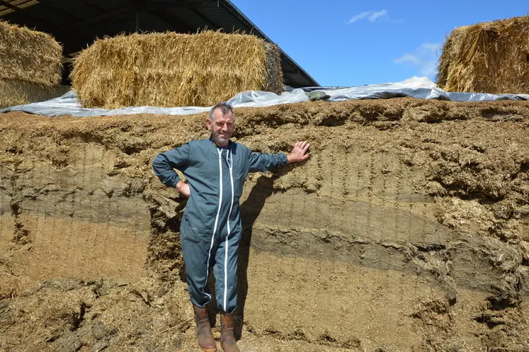<em class="placeholder">Denis Battaglia, éleveur laitier en Meurthe-et-Moselle, devant son silo de maïs</em>