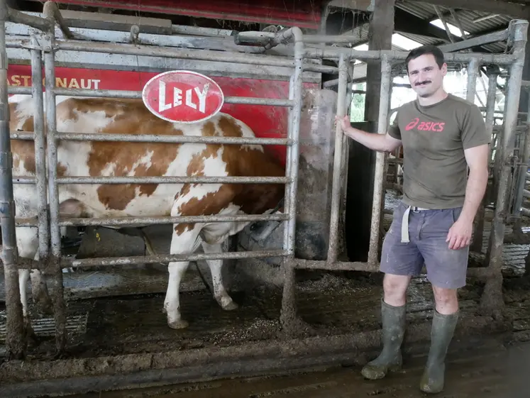 <em class="placeholder">Romain Lelou devant son robot de traite.</em>