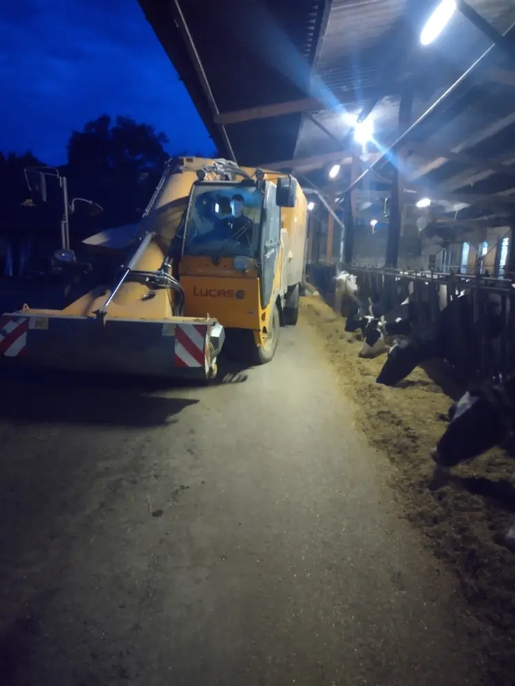<em class="placeholder">distribution ensilage maïs cuma</em>