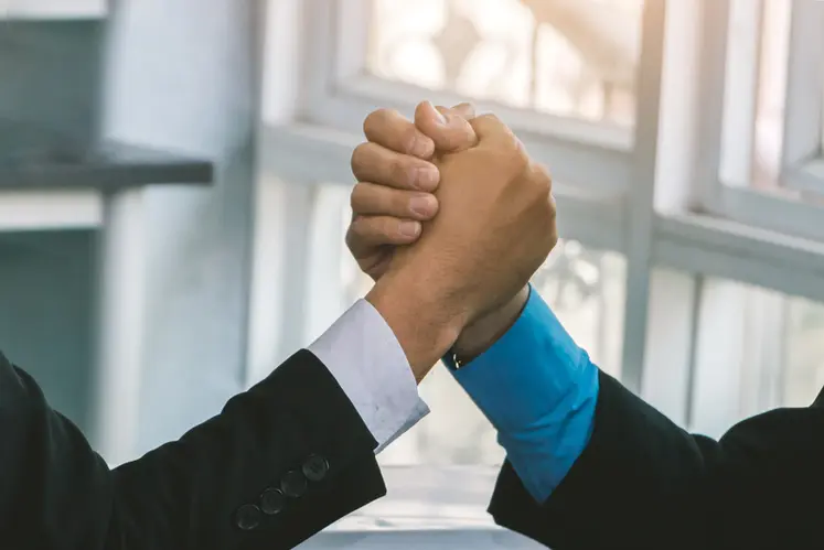 <em class="placeholder">Close up two business men arm wrestling , Business competition concept</em>