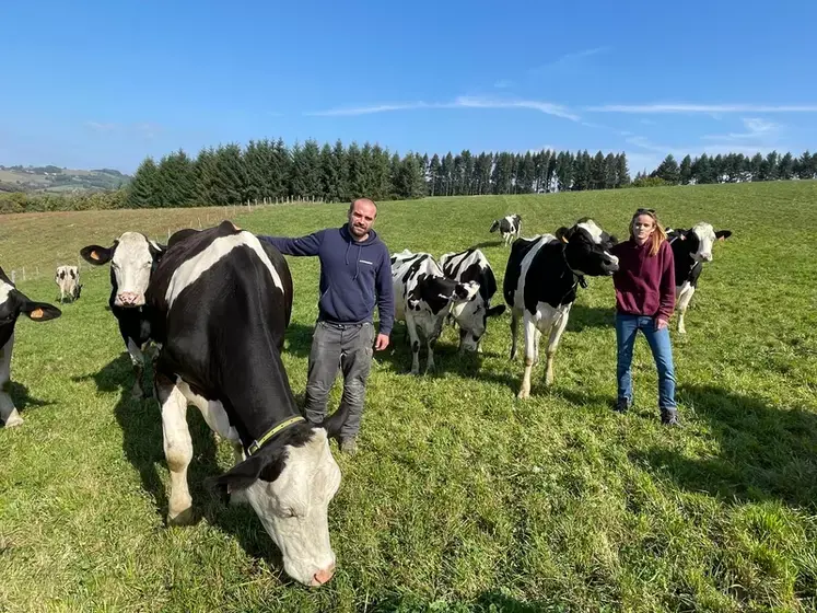 « S’installer en lait, l’idée nous plaisait mais à deux conditions. Nous voulions à la fois bien en vivre et vivre bien », racontent Lénaïc et Camille Vabre, qui ont repris en 2021 l’exploitation du père de Lénaïc située à Pradinas.