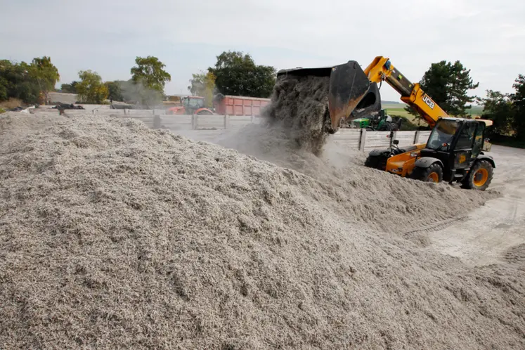 <em class="placeholder">Remplissage de silo a plat avec de la pulpe de betterave </em>