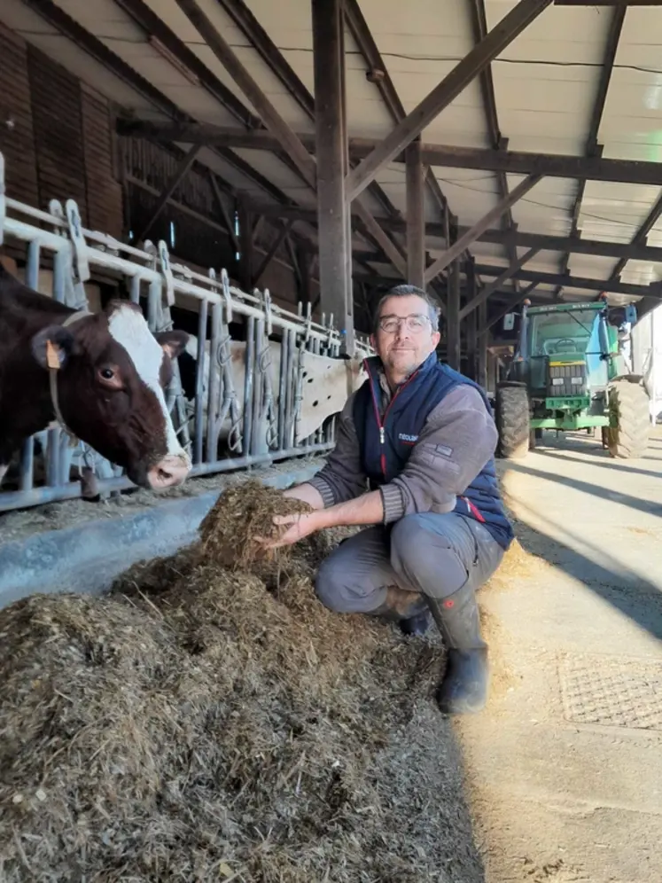 <em class="placeholder">Daniel Guignand, auprès de ces vaches laitières en stabulation</em>