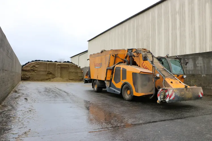 <em class="placeholder">désileuse automotrice devant un silo de fourrage</em>