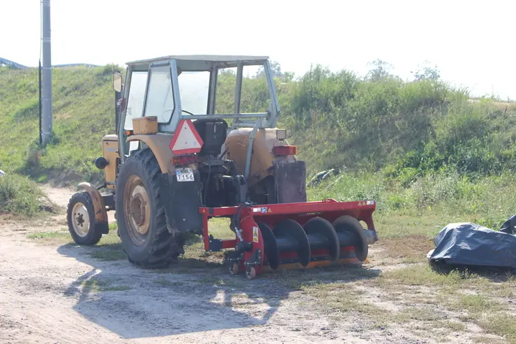 <em class="placeholder">tracteur de 1990 toujours utilisé en Pologne</em>
