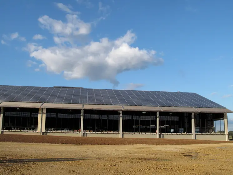 <em class="placeholder">Panneaux photovoltaïques sur le toit de la stabulation des vaches laitières de la ferme expérimentale de Inrae Lusignan. </em>