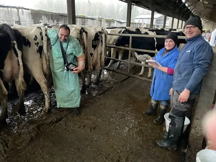 <em class="placeholder">Jennifer et Damien Herpin, éleveurs de vaches laitières  avec leur vétérinaire Christophe Bailly pendant un suivi repro. </em>