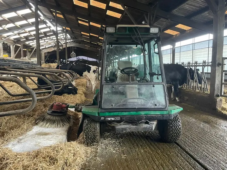 <em class="placeholder">tondeuse de golf bricolée pour nettoyer les logettes des vaches laitières</em>