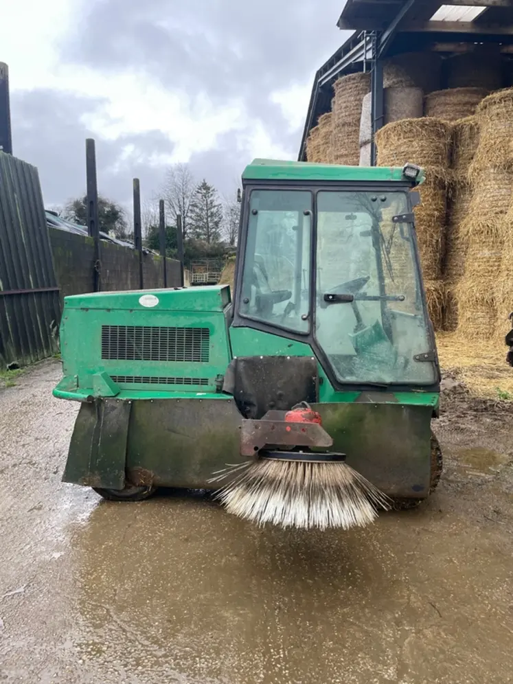 <em class="placeholder">tondeuse de golf bricolée pour nettoyer les logettes des vaches laitières</em>