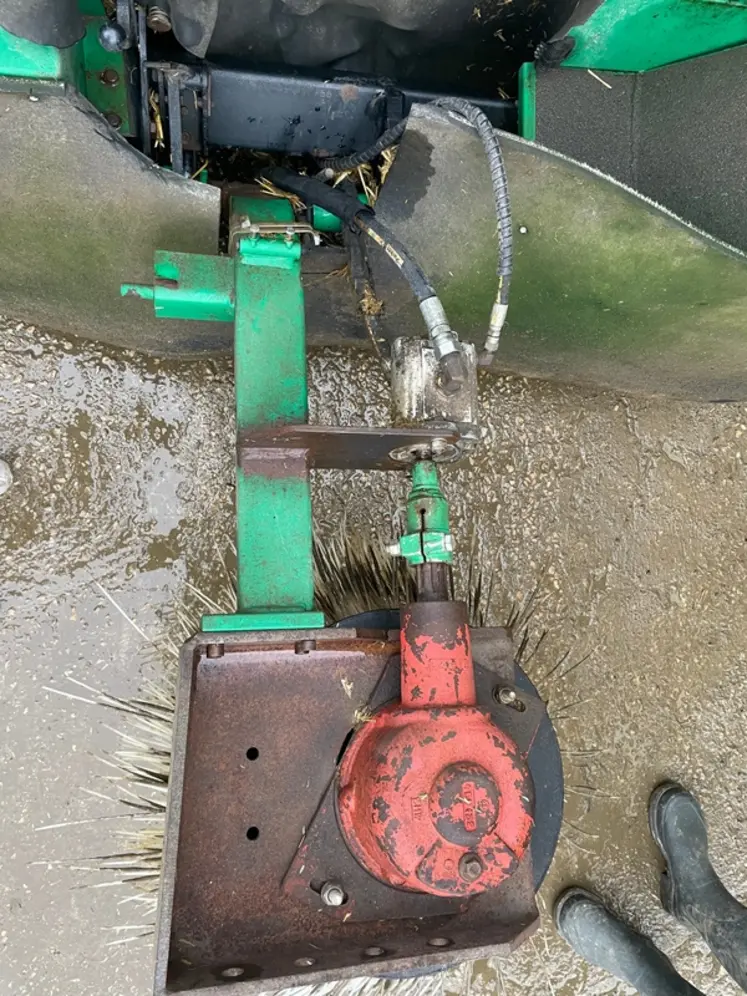 <em class="placeholder">tondeuse de golf bricolée pour nettoyer les logettes des vaches laitières</em>
