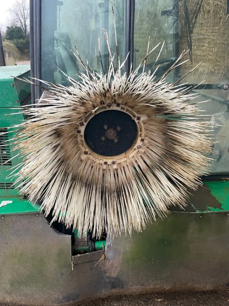 <em class="placeholder">brosse d&#039;une tondeuse de golf bricolée pour nettoyer les logettes des vaches laitières</em>