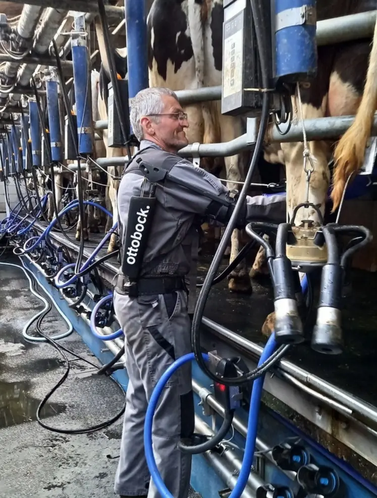 <em class="placeholder">trayeur portant un exosquelette pendant la traite pour soulager les épaules</em>