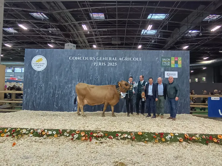 championne adulte et laitiere tarentaise concours SIA 2025