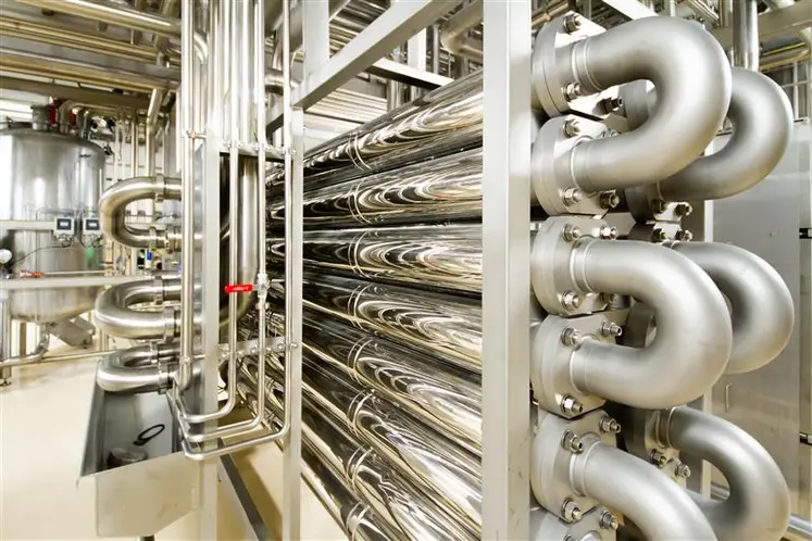 usine de transformation du lait, tuyaux métalliques