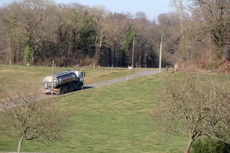 <em class="placeholder">Camion Lactalis dans le bocage ornais. Collecte du lait. pâtures en région d&#039;élevage laitier. route, herbe et arbres. industrie laitière. Orne</em>