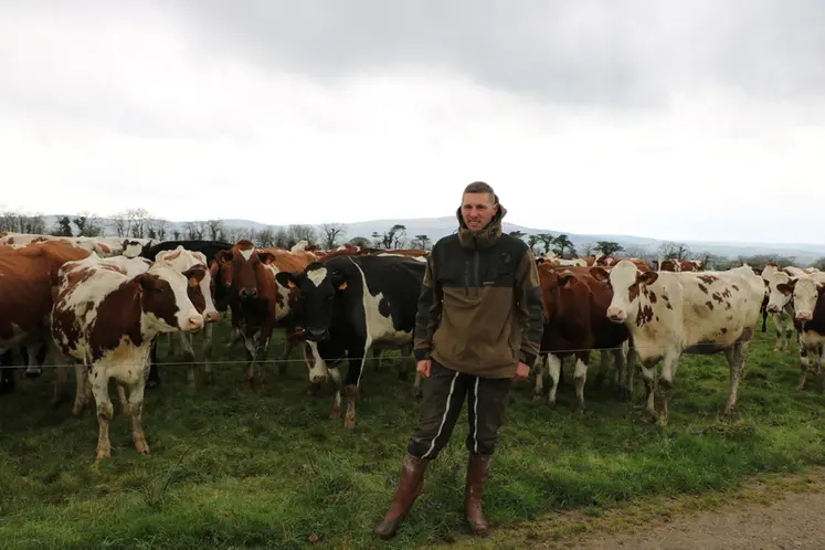 <em class="placeholder">Matthieu Caugant, éleveur dans le Finistère, devant ses vaches laitières</em>