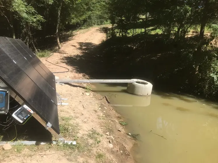 <em class="placeholder">pompe à panneau solaire pour puiser l&#039;eau d&#039;une petite mare</em>