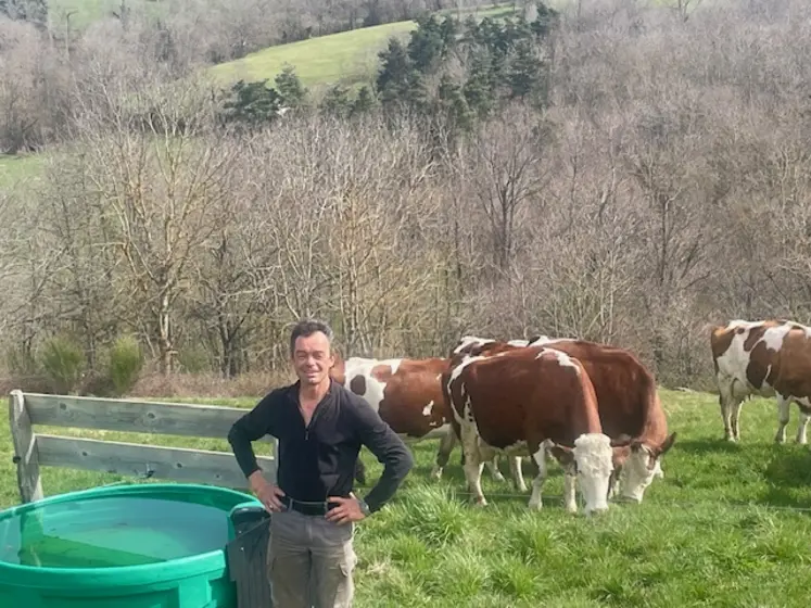 Frédéric Berthet, éleveur dans la Loire, devant un abreuvoir dans un prairie