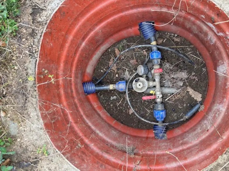 Sur le réseau d'eau, un regard avec réducteur de pression d'eau