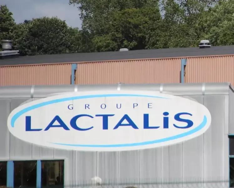 logo lactalis sur une façade d'usine
