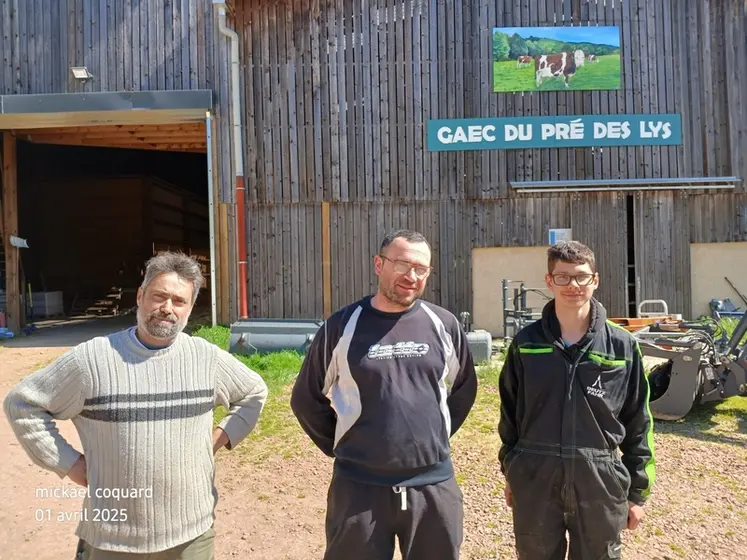 <em class="placeholder">Les deux associés du Gaec du pré des lys dans le Rhône avec leur stagiaire</em>