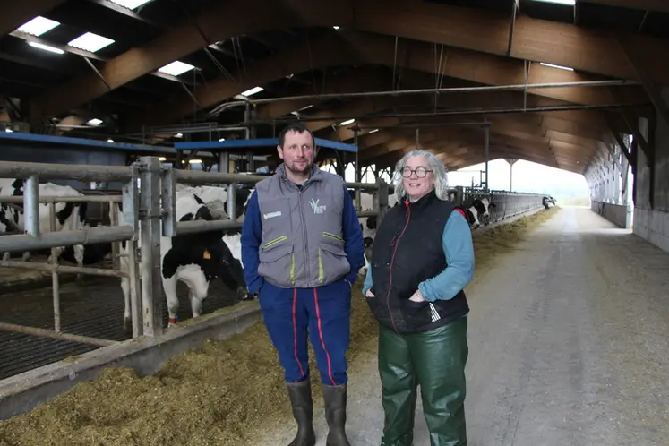 <em class="placeholder">éleveurs laitiers dans leur bâtiment vaches laitières</em>