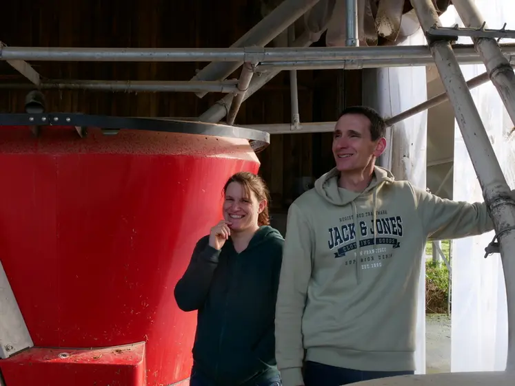 <em class="placeholder">franck et émilie hivert devant leur robot alimentation en bio en mayenne</em>