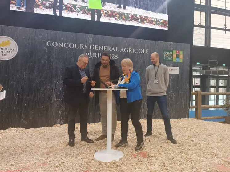 <em class="placeholder">Signature rouge flamande salon de l'agriculture 2025</em>