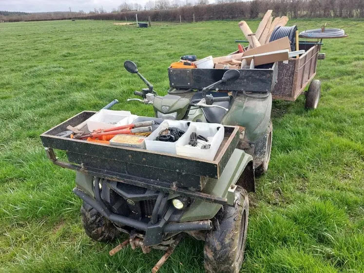<em class="placeholder">quad rempli de matériel pour gérer le pâturage : piquets, fils, dérouleur ... </em>