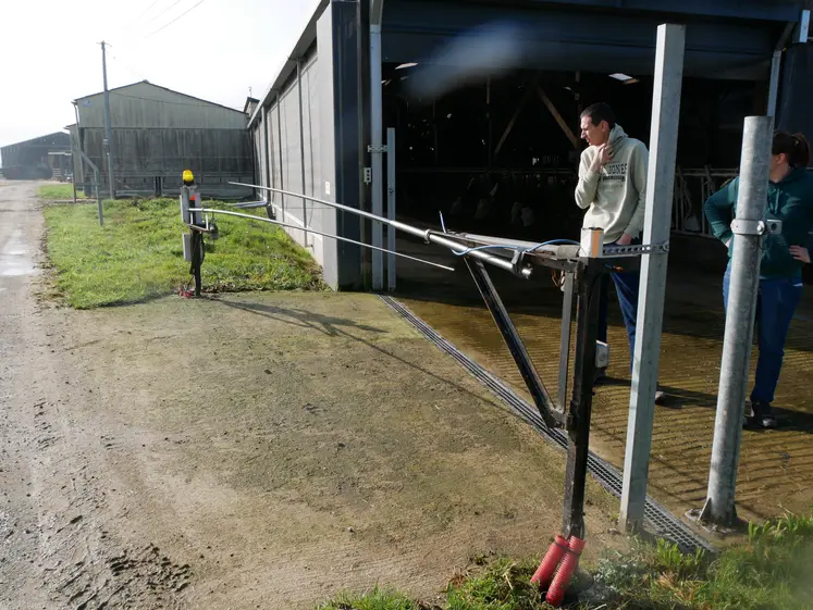 Franck Hivert, du Gaec Hivert en Mayenne, a installé un moteur de portail de garage sur des cannes à pêche qui servent de barrières pour l’accès des vaches au pâturage.