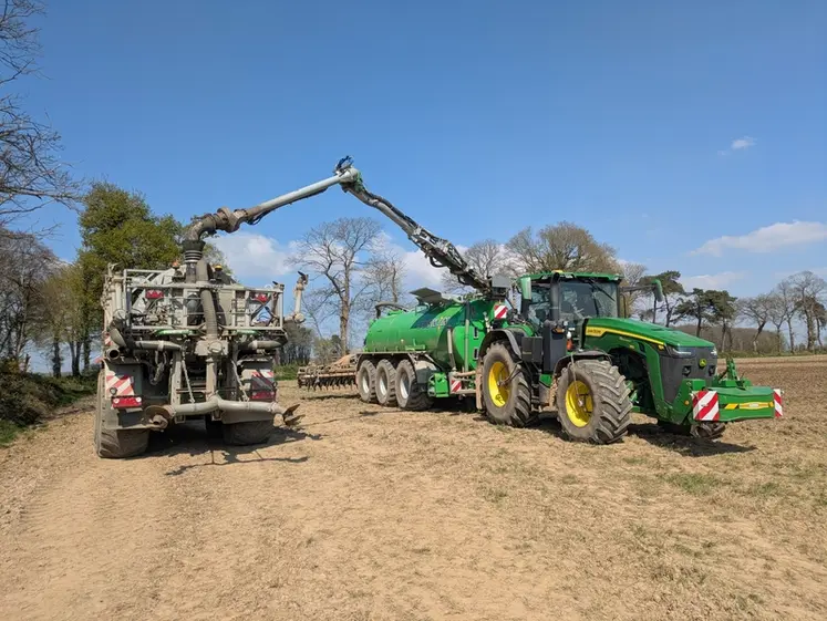 <em class="placeholder">Une tonne à lisier de 26 m3 ravitaillée en direct au champ par une tonne</em>