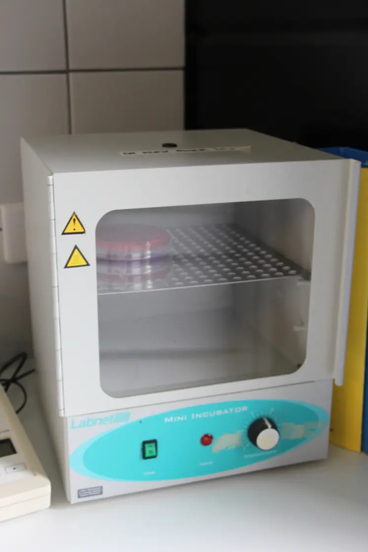 <em class="placeholder">matériel pour réaliser une analyse bactériologique de lait</em>
