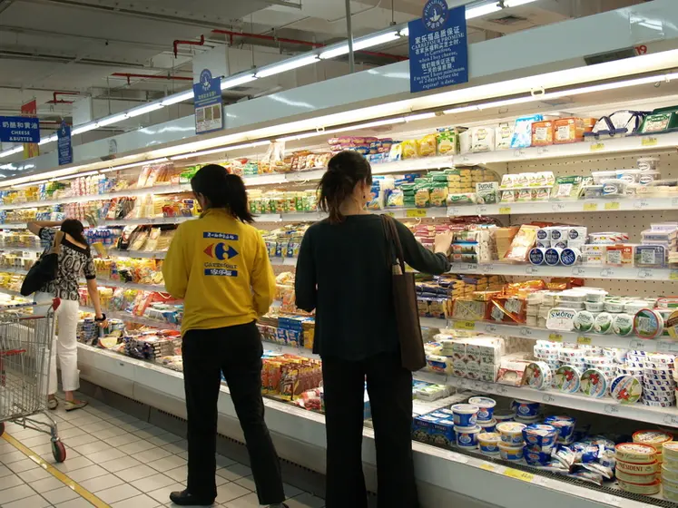 <em class="placeholder">Grande surface en Asie . Achat de fromages dans un magasin Carrefour à Shanghaï . Consommation , alimentation des Chinois . Exportation et distribution des produits ...</em>