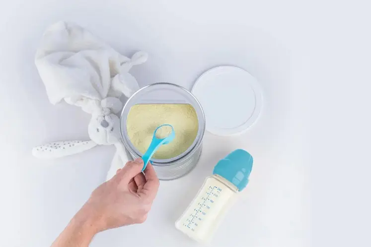 <em class="placeholder">poudre de lait infantile avec un biberon</em>