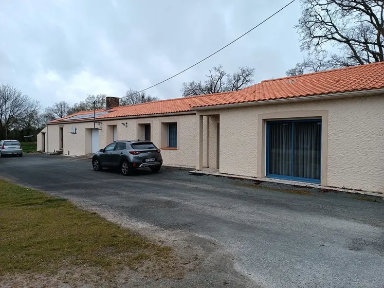 <em class="placeholder">maison habitation dans une ferme</em>