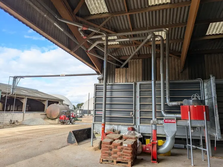 <em class="placeholder">L'unité de broyage et dépoussièrage a été repositionnée sous le hangar de stockage de la paille. La paille est ensuite répartie dans les différents circuits.</em>