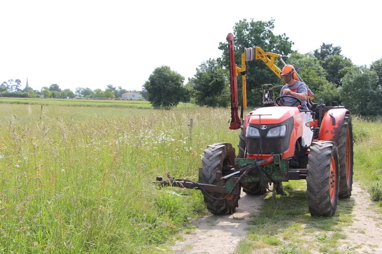 <em class="placeholder">Tracteur en train de couper l&#039;herbe sous une clôture. </em>