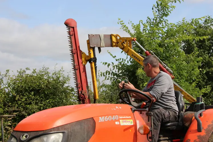 <em class="placeholder">sécateur monté sur un tracteur pour tailler les pousses de l&#039;année des haies. </em>