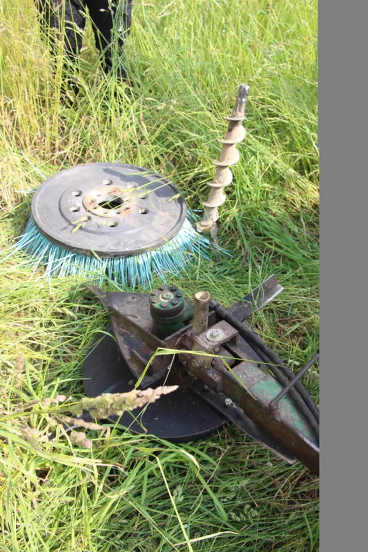 <em class="placeholder">Trois outils : le disque et les lames pour couper l&#039;herbe ; la tarière et la brosse à logette.  </em>