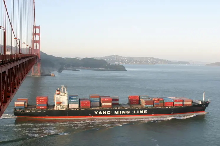 <em class="placeholder">IMG_4019 / cargot dans la baie de San Francisco en Californie, Etats-Unis. Transport maritime. bateau transportant des marchandises en containers.</em>