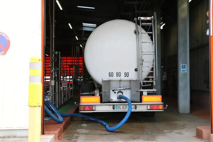 <em class="placeholder">Camion de collecte en train de dépoter, livrer, du lait de vache sur un site de Lactalis</em>