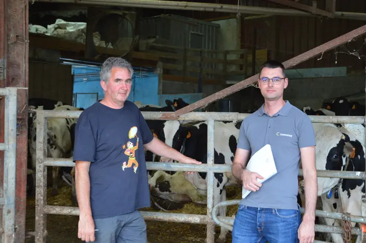 <em class="placeholder">éleveur laitier et conseiller devant le robot de traite</em>