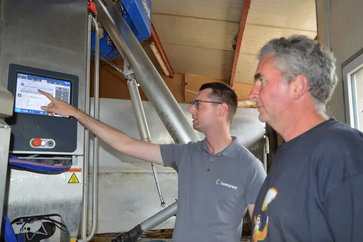 <em class="placeholder">éleveur laitier et conseiller devant l'écran du robot de traite</em>