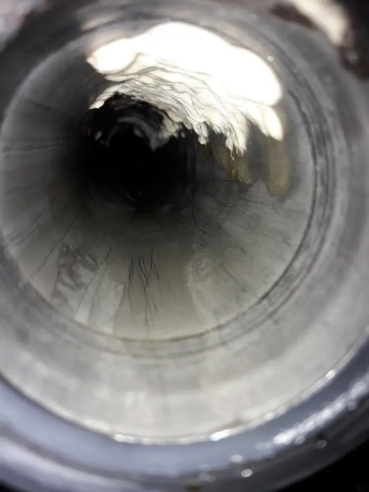 <em class="placeholder">Un défaut de nettoyage du matériel de traite entraîne des dépôts de matière organique et minérale qui encrassent le lactoduc au fil du temps.</em>