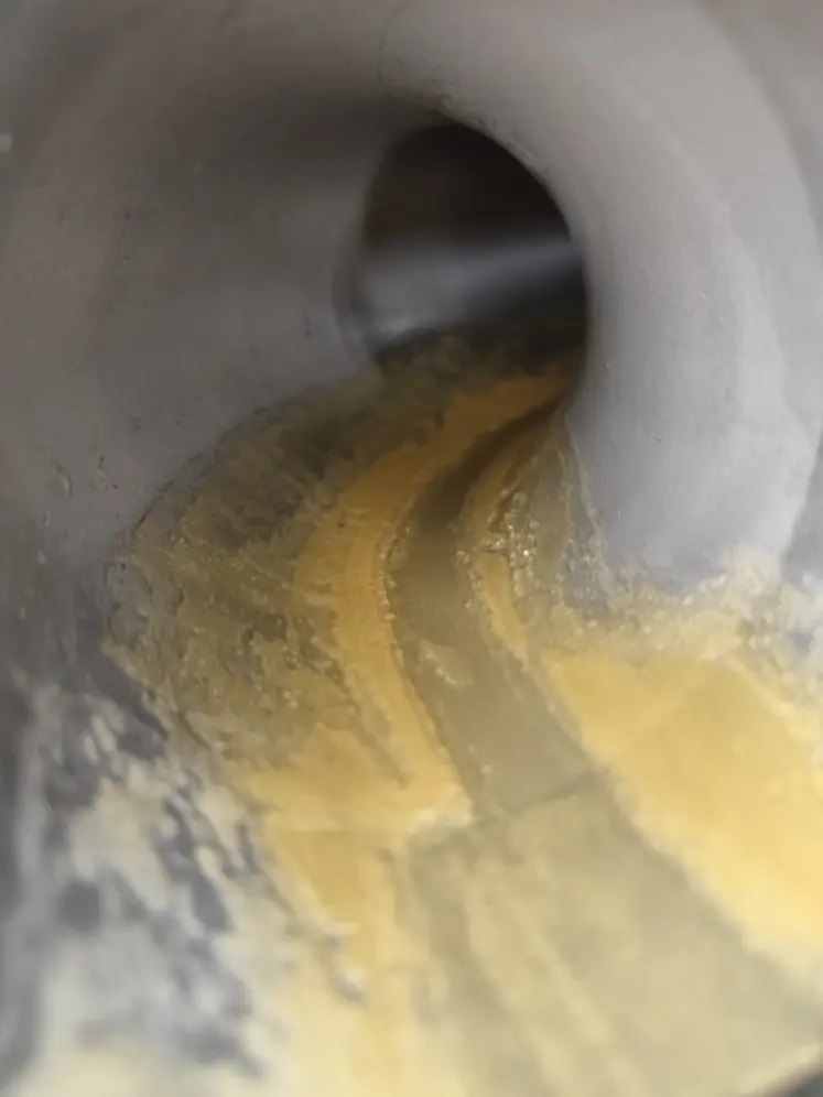 <em class="placeholder">Un défaut de nettoyage du matériel de traite entraîne des dépôts de matières organique et minérale qui encrassent le lactoduc au fil du temps.</em>