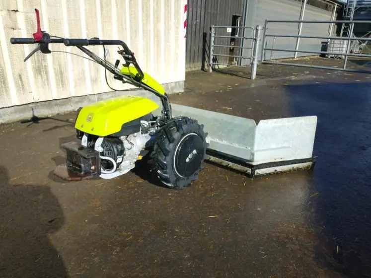 <em class="placeholder">motoculteur adapté avec un rabot pour racler le lisier </em>