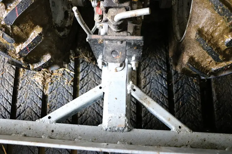 <em class="placeholder">attelage d'un racleur sur un motoculteur</em>