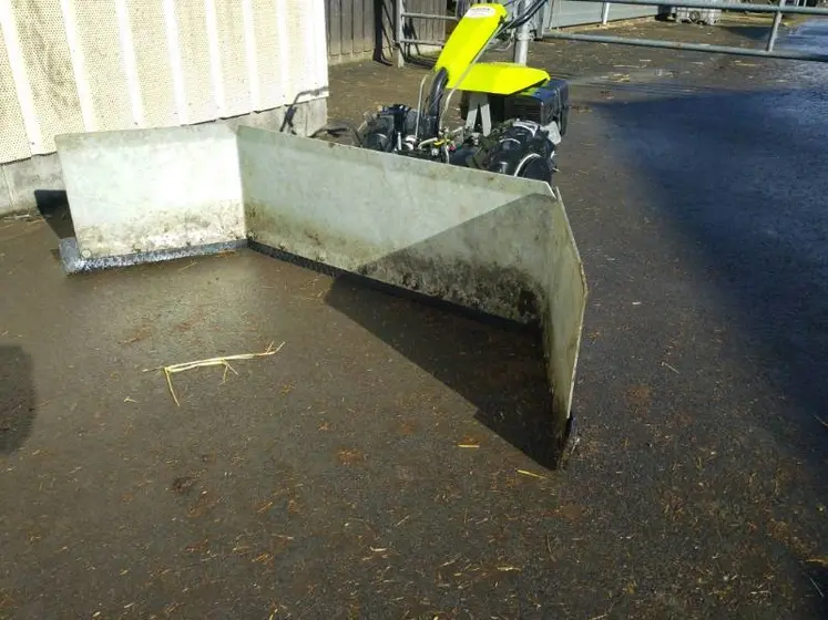 <em class="placeholder">rabot pour racler le lisier attelé à un motoculteur </em>