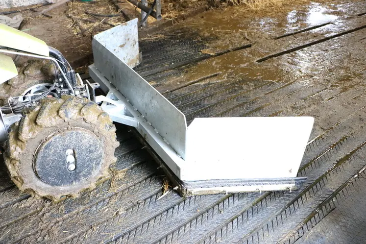 <em class="placeholder">rabot pour racler le lisier attelé à un motoculteur </em>